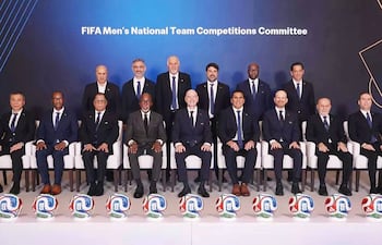 Roberto Harrison, a la izquierda del titular de la FIFA Gianni Infantino (centro), con los demás miembros de la Comisión que preside.
