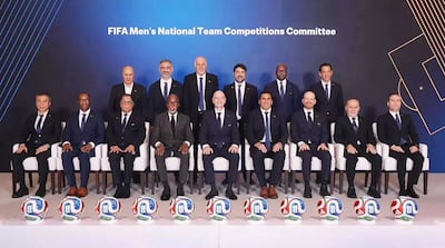 Roberto Harrison, a la izquierda del titular de la FIFA Gianni Infantino (centro), con los demás miembros de la Comisión que preside.