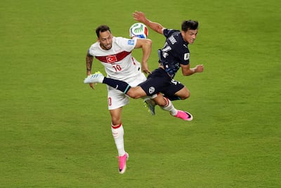 Hakan Calhanoglu de Turquía disputa el balón contra Andrés Cubas de Paraguay durante el partido del Grupo D de la Copa Mundial de la FIFA 2026 entre Turquía y Paraguay en el San Francisco Bay Area Stadium.