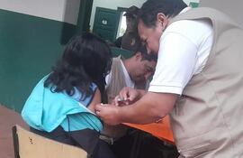 Enfermeros intensifican vacunación domiciliaria contra la influenza ante baja participación.