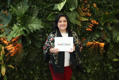 Sofia Montiel, ministra de Turismo, muestra la guía para inversiones turísticas.