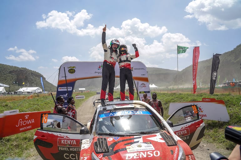 Takamoto Katsuta, de 32 años, festeja el triunfo arriba de su Toyota GR Yaris Rally1, del TGR, junto a su copiloto, Aaron Johnston (31).