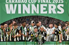 Newcastle United's Brazilian midfielder #39 Bruno Guimaraes (C-L) and Newcastle United's Brazilian midfielder #07 Joelinton (C-R) celebrate with the League Cup trophy after winning the English League Cup final football match between Liverpool and Newcastle United at Wembley Stadium, north-west London on March 16, 2025. Newcastle United wins English League Cup 2 -1 against Liverpool. (Photo by Glyn KIRK / AFP) / RESTRICTED TO EDITORIAL USE. No use with unauthorized audio, video, data, fixture lists, club/league logos or 'live' services. Online in-match use limited to 120 images. An additional 40 images may be used in extra time. No video emulation. Social media in-match use limited to 120 images. An additional 40 images may be used in extra time. No use in betting publications, games or single club/league/player publications. /