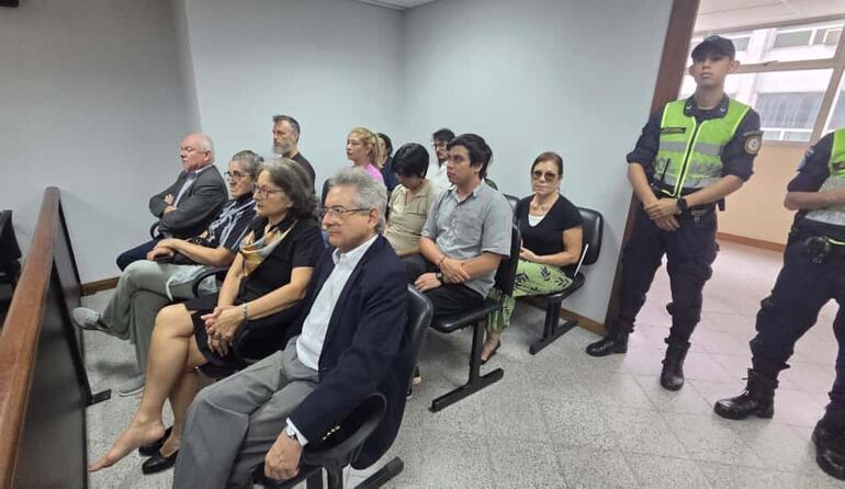 Víctimas de tortura durante la dictadura stronista acompañando a la viuda de Domingo Guzmán, durante el juicio.