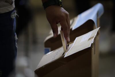 Panameños participan de las votaciones en las elecciones primarias del Partido Revolucionario Democrático (PRD) hoy, en Ciudad de Panamá.