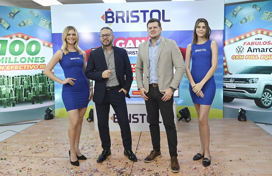 Sorteo de la camioneta Amarok Full Equipo 0KM premio final de la Promo Mama/Papa/Aniversario. Tambien se entregaran los 50 millones en efectivo a la segunda ganadora. Aquí, Pianito González y el gerente de marketing de Bristol Diego Chamorro.