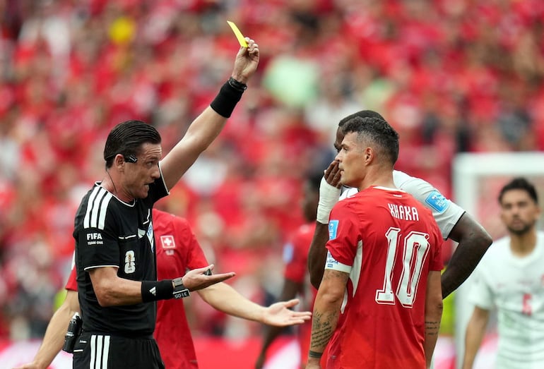 Granit Xhaka es amonestado por el árbitro brasileño Ramón Abatti Abel.