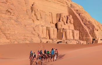 Un grupo de personas montan camellos. Abu Simpel, Egipto.