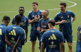 El centrocampista del Real Oviedo Santi Cazorla (c) junto a sus compañeros este jueves, durante un entrenamiento previo al partido de mañana ante el Villarreal, en el estadio Carlos Tartiere de Oviedo. El Villarreal realizará un homenaje a su exjugador Santi Cazorla que regresará a La Liga y al estadio de La Cerámica este viernes en el encuentro de la primera jornada de la Liga entre el equipo castellonense y el Oviedo.