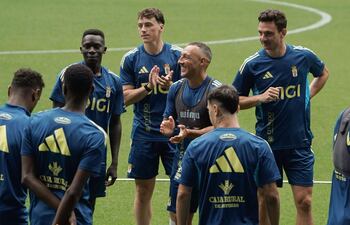 El centrocampista del Real Oviedo Santi Cazorla (c) junto a sus compañeros este jueves, durante un entrenamiento previo al partido de mañana ante el Villarreal, en el estadio Carlos Tartiere de Oviedo. El Villarreal realizará un homenaje a su exjugador Santi Cazorla que regresará a La Liga y al estadio de La Cerámica este viernes en el encuentro de la primera jornada de la Liga entre el equipo castellonense y el Oviedo.