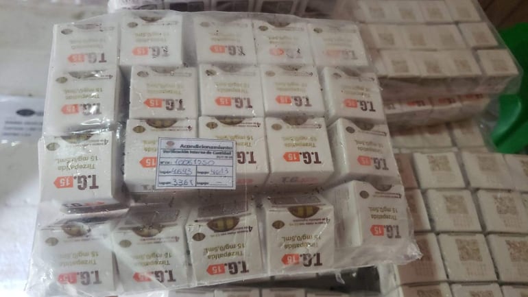 Cajas de medicamentos tirzepatida organizadas en capas, sin personas visibles en un ambiente cerrado.