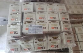 Cajas de medicamentos tirzepatida organizadas en capas, sin personas visibles en un ambiente cerrado.