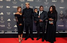 Lamine Yamal rodeado de sus familiares en la alfombra roja del Teatro du Chatelet de París. (FRANCK FIFE / AFP)