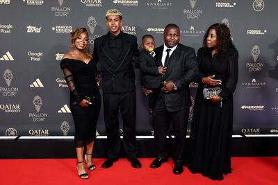 Lamine Yamal rodeado de sus familiares en la alfombra roja del Teatro du Chatelet de París. (FRANCK FIFE / AFP)