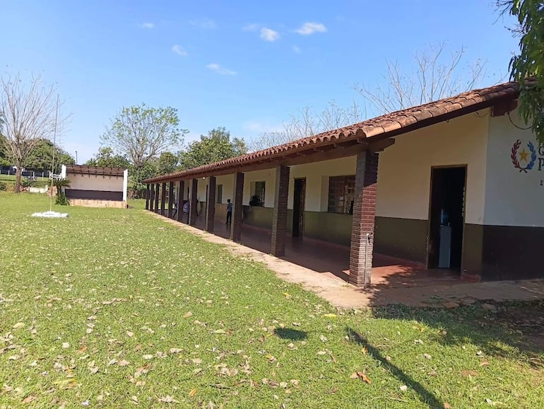 La escuela Doña Eusebia Cáceres está ubicada en la colonia Gral. Cáceres de Itacurubí del Rosario