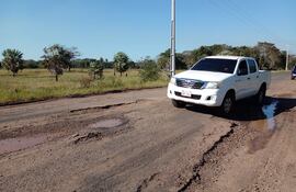 El conductor de la camioneta trata de maniobrar para sortear el paso en medio de los baches formados en un sector de este trayecto.
