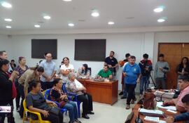 Momento en el que los pobladores del Cuarto Barrio expresan su rechazo a la construcción de la USF en la plaza La concordia.