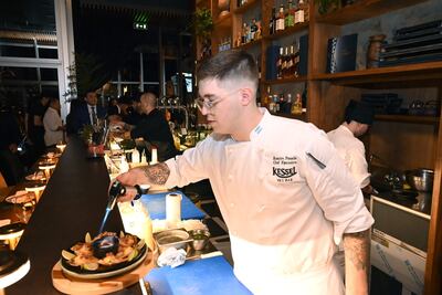 La barra omakase promete sorprender con cada bocado y cada cocktail.