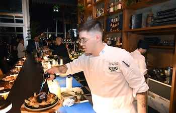 La barra omakase promete sorprender con cada bocado y cada cocktail.