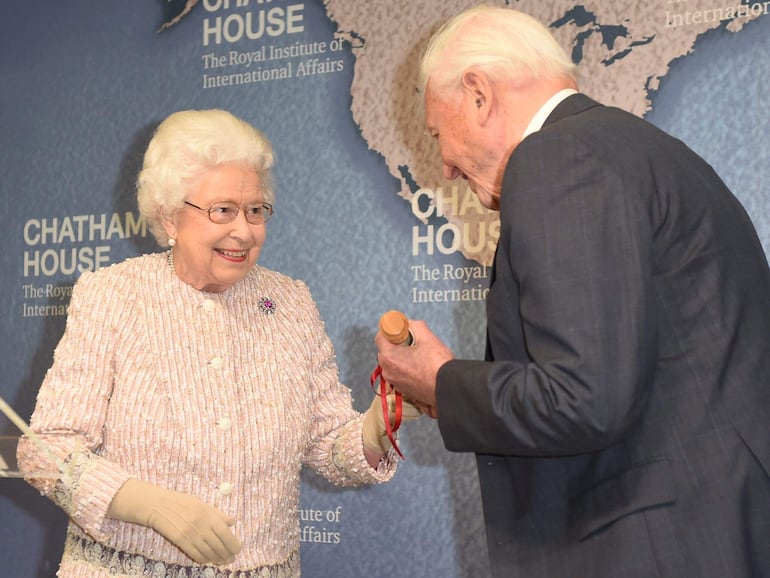 La reina Elizabeth II entrega el Premio Chatham House Prize 2019 al presentador y biólogo británico David Attenborough, en Chatham House, en el centro de Londres, el 20 de noviembre de 2019.
