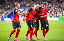 El delantero de Austria Marko Arnautovic (C/I) celebra con Patrick Wimmer, Carney Chukwuemeka y Paul Wanner tras anotar un gol de penal durante el partido de fútbol del Grupo J de la Copa del Mundo 2026 entre Austria y Jordania en el San Francisco Bay Area Stadium en Santa Clara.