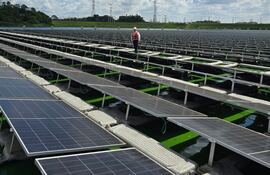 Técnicos de Itaipú visitaron la mayor planta solar flotante de América Latina, de 7 megavatios de potencia instalada y con una superficie de 5 hectáreas.