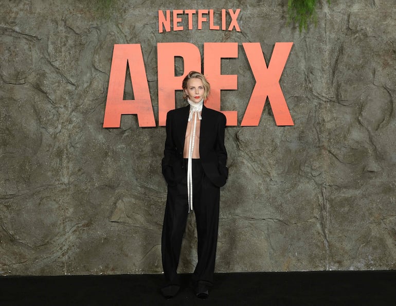 Charlize Theron en el estreno en Nueva York de "Apex" de Netflix, en el Teatro Paris. (Dimitrios Kambouris/Getty Images/AFP)
