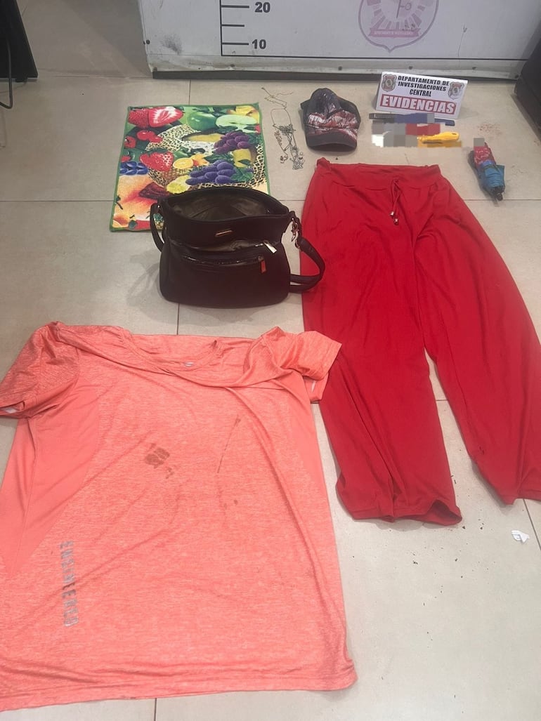 Detuvieron a una mujer con 8 órdenes de captura y 11 antecedentes. Fue identificada como Nilda Fleitas. Según los investigadores, utilizaba paraguas para evadir las cámaras de seguridad.