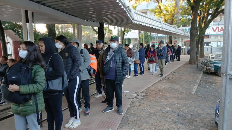 Hospital de Calle’i: pacientes soportan largas horas en filas para realizar análisis clínicos