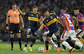 El delantero paraguayo de Boca Juniors Adam Bareiro (C) observa el balón durante el partido del Torneo Apertura 2026 de la Liga Profesional de Fútbol Argentino entre Boca Juniors y San Lorenzo en el Estadio La Bombonera en Buenos Aires.