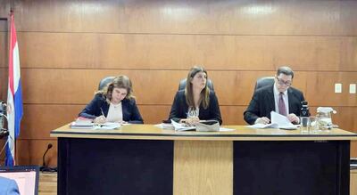 El Tribunal de Sentencia presidido por Celia Salinas e integrado por Víctor Alfieri y Olga Ruiz resolvió hoy varios incidentes en el juicio por la muerte de la niña Thirza Belén Portillo Franco.