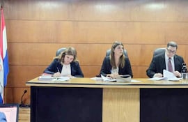 El Tribunal de Sentencia presidido por Celia Salinas e integrado por Víctor Alfieri y Olga Ruiz resolvió hoy varios incidentes en el juicio por la muerte de la niña Thirza Belén Portillo Franco.