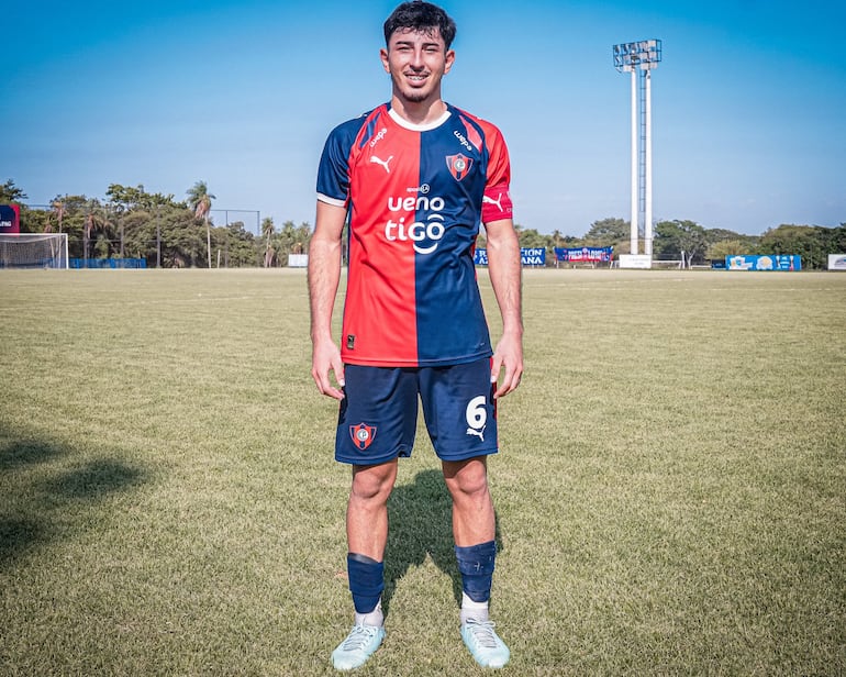 El canterano azulgrana César Bobadilla, mediocampista titular y capitán en la categoría Reserva, se prepara para debutar contra Guaraní como titular.