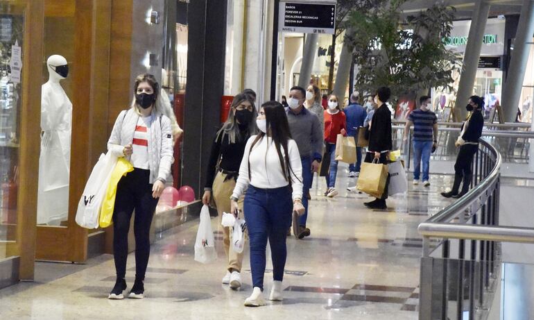 Intenso movimiento comercial se vio en el Shopping del Sol en horas de la tarde de ayer.