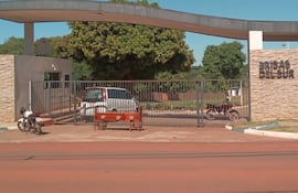 Dejan un féretro en la vereda del Cementerio Municipal de Capiatá.