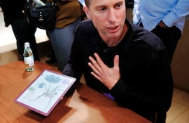 Un empleado muestra un Kindle durante un evento de productos de Amazon en el distrito de Manhattan, Nueva York, el 30 de septiembre de 2025.
