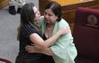 Kattya González (i) recibe un abrazo de la senadora Esperanza Martínez.