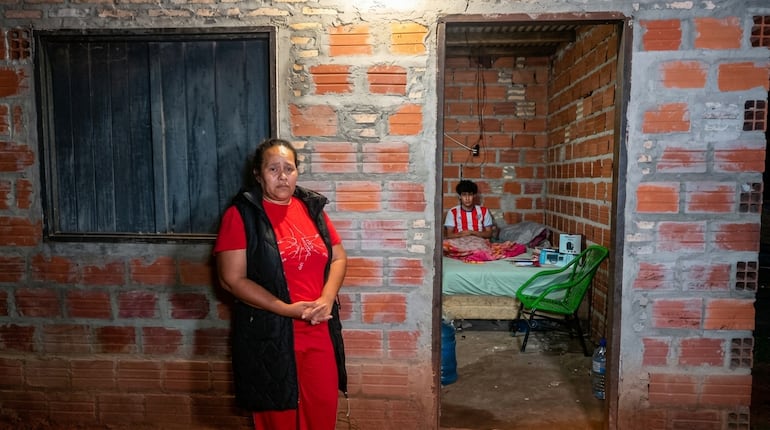 Doña Élida afronta el calvario personal de su hijo mientras ella misma enfrenta una batalla personal silenciosa y devastadora: un diagnóstico de cáncer de cuello uterino.