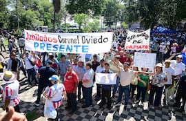 Jubilados de Coronel Oviedo también se movilizaron frente al Congreso Nacional.