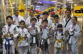 Alumnos de la Escuela de Artes Marciales Harmony TKD Center exhiben orgullosos las preseas conquistadas en el Nacional.