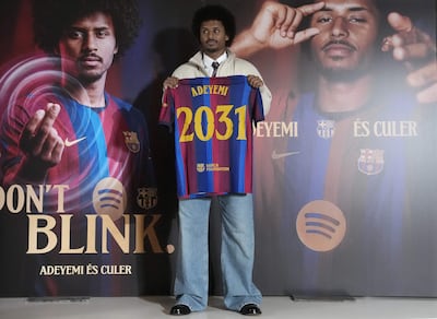 El FC Barcelona presentó este mediodía al nuevo jugador del club, el delantero alemán de 24 años, Karim Adeyemi, procedente del Borussia Dormund.
