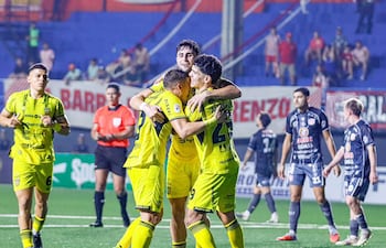 Allan Wlk, Kevin Parzajuk y Wilfrido Báez festejan uno de los goles ante la atenta mirada de José Espínola.