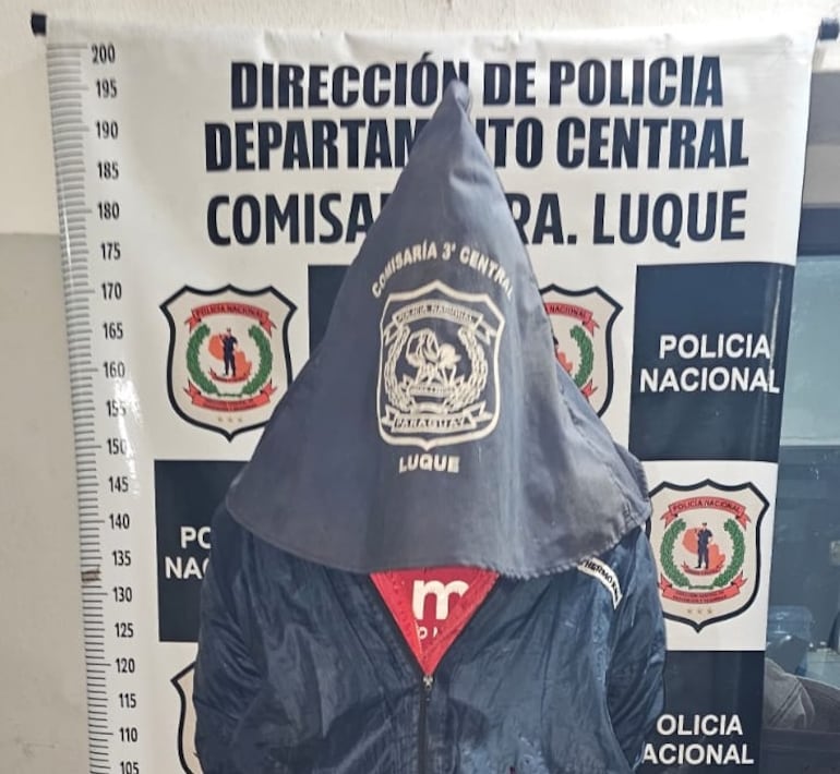 Uno de los presuntos autores del asalto fue detenido por la Policía cuando intentaba huir.