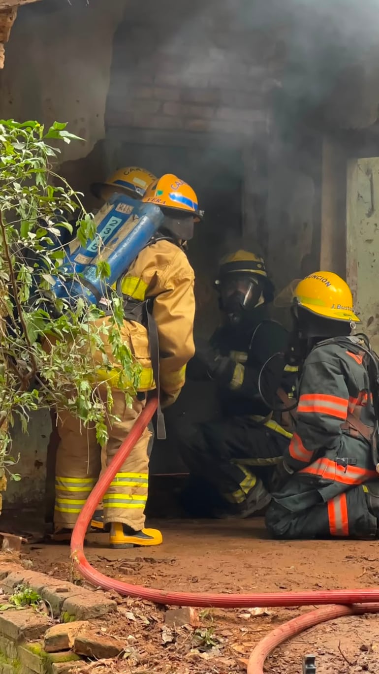 Bomberos de Caacupé fortalecen su preparación con prácticas para mejorar la respuesta ante emergencias