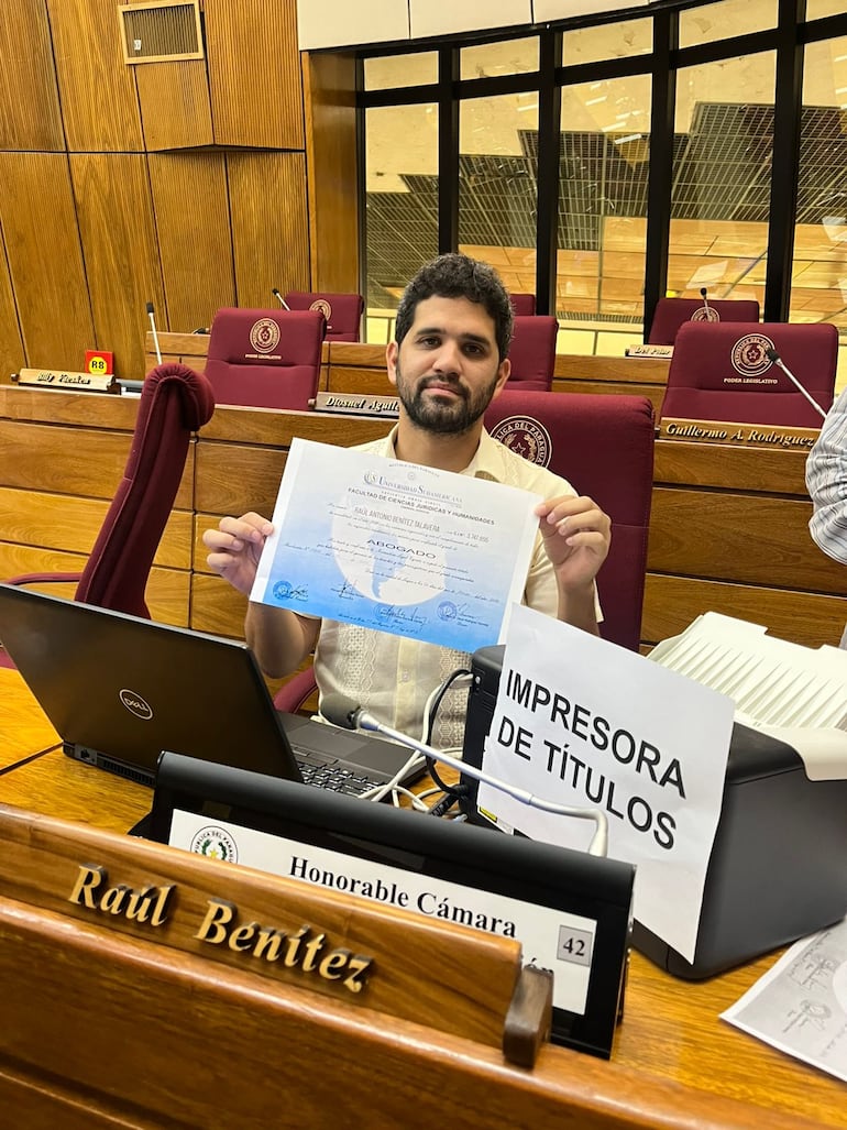 Diputado muestra como imprimir tu título de abogado a lo Hernán Rivas