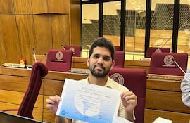 Diputado Raúl Benítez lamenta sobreseimiento del senador Hernán Rivas, procesado por presunto título falso.