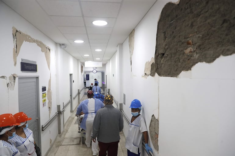 Personal médico trabaja este jueves en el Hospital Universitario del Valle (HUV) afectado tras el terremoto de magnitud 7,4 en Cali (Colombia).
