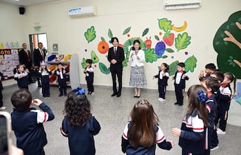 Los príncipes de Akishino compartieron con niños del Colegio Japonés Paraguayo.