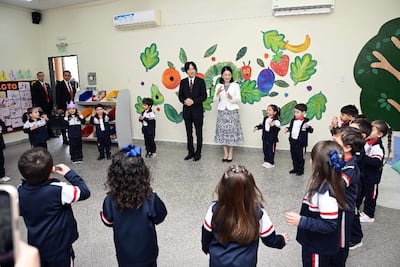 Los príncipes de Akishino compartieron con niños del Colegio Japonés Paraguayo.