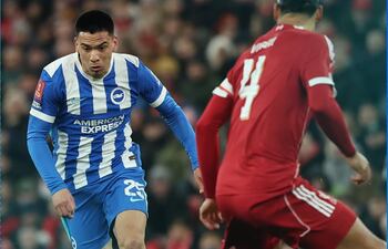 Diego Gómez enfrenta la marca de Virgil van Dijk, capitán del Liverpool, durante el partido celebrado en Anfield.
